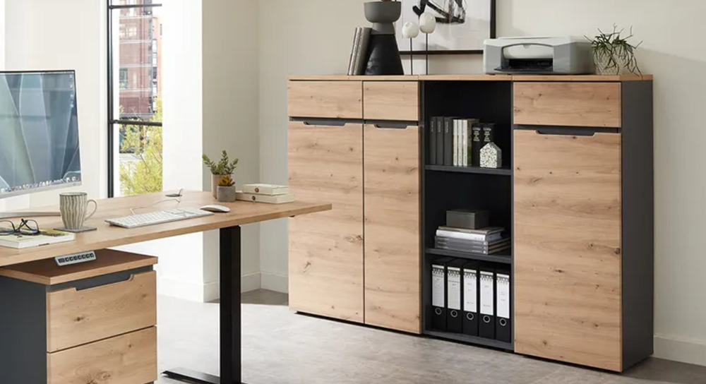 Büroschrank mit Holzfronten und schwarzem Korpus. Der Schrank hat 3 Schranktüren und ein offenes Regal in der Mitte.