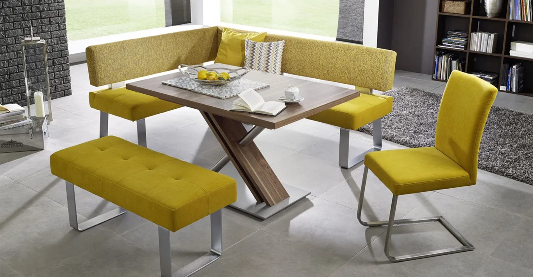 Eckbank in Gelb mit passendem Tisch, mit besonderem Standfuß in X Form, mit dazu passender Bank und einem Stuhl
