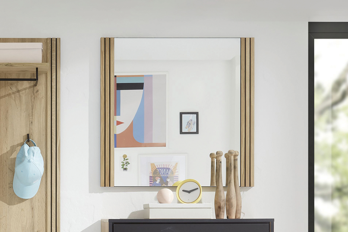 Wandspiegel mit Holzpaneelen an den Seiten.