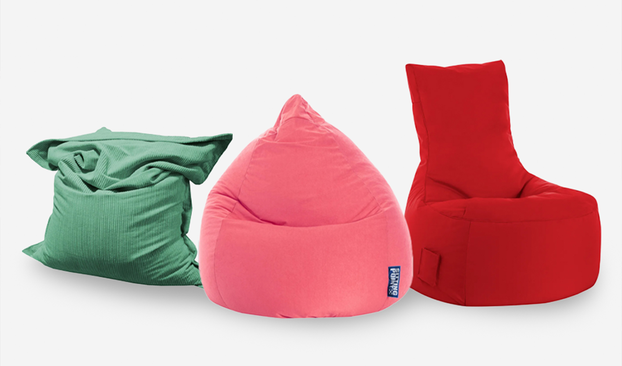 Drei Sitzsäcke in verschiedenen Farben stehen nebeneinander auf einem hellen Boden.