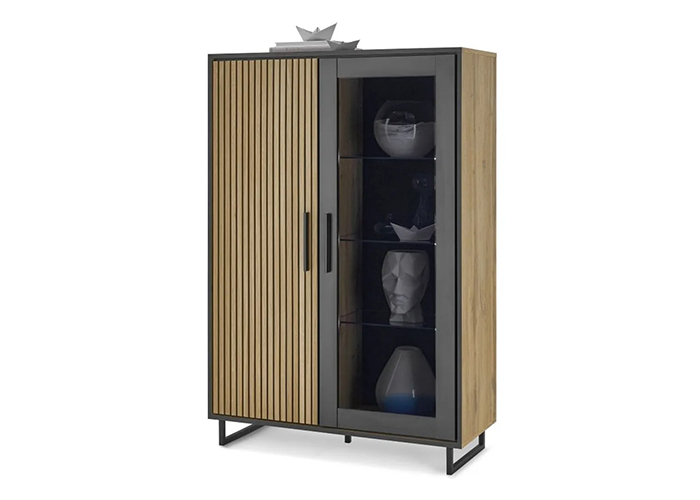 Ein Vitrinen-Schrank mit Holzpaneele-Optik