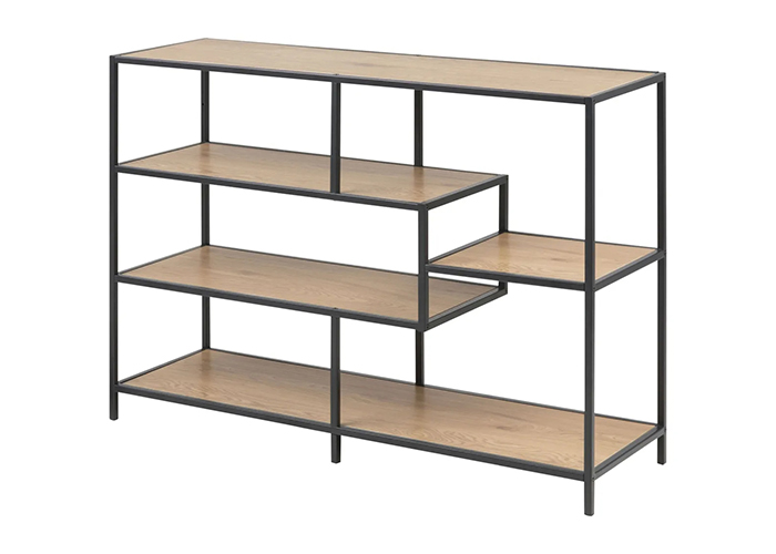 Unsymmetrisches Regal mit Holzeinlegern und schwarzen Akzenten aus Metall